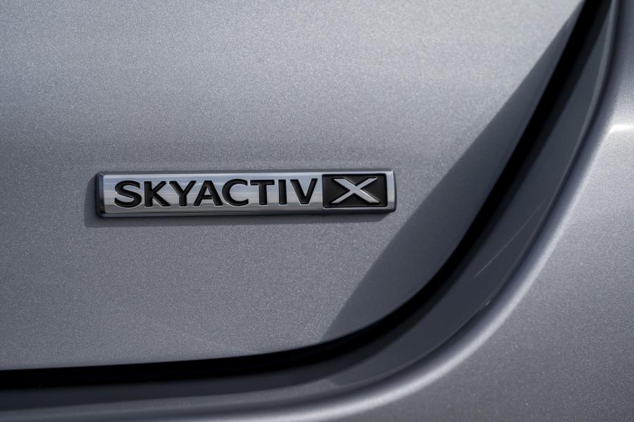 Логотип Mazda3 Skyactiv-X Sport Sedan (BP) 2019 года  (UK) (фото 20 из 42)